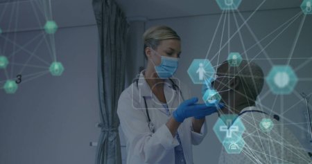 Bild von Netzwerken von Verbindungen über verschiedene Ärzte und Patienten mit Gesichtsmasken. Globale Medizin, Gesundheitswesen und Technologie während covid 19 Pandemiekonzept digital generierte Bild.
