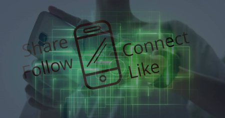 Bild eines Text- und Telefonsymbols in den sozialen Medien über einem Mann, der sein Smartphone benutzt. Globale Datenverarbeitung, Netzwerke, Verbindungen, Finanzen und Geschäftskonzept digital generiertes Image.