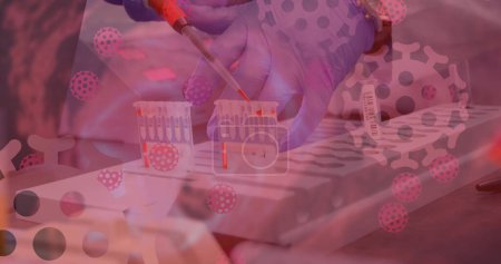 Bild von Makro-Coronavirus-Zellen, die auf einer Ansicht eines Labormitarbeiters schweben, der mit Blutproben arbeitet. Covid 19 Pandemie-Gesundheitswissenschaftliches Konzept digital generiertes Bild.