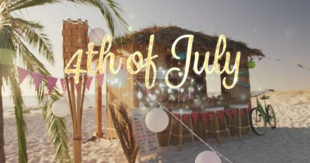 Am 4. Juli erhellt ein neonfarbenes Schild eine Strandbar. Festliche Dekoration und ein Fahrrad sorgen in der Dämmerung für entspannte Urlaubsatmosphäre.