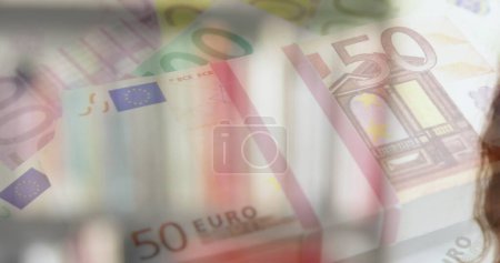 Foto de Imagen de billetes de euro sobre una mujer caucásica con máscara facial. Compuesto digital del concepto pandémico de Coronavirus Covid-19 - Imagen libre de derechos