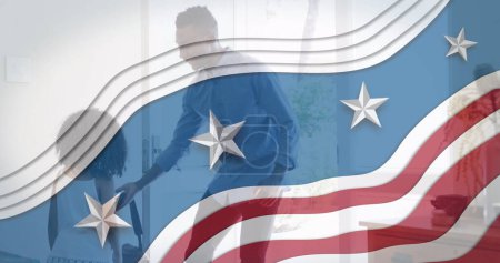 Foto de Imagen de la bandera de EE.UU. ondeando sobre el padre afroamericano jugando con su hija. patriotismo americano, concepto de independencia y celebración imagen generada digitalmente. - Imagen libre de derechos