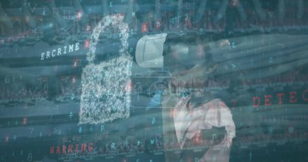 Ein digitaler Verbund zeigt ein Vorhängeschloss, das sich in Pixel auflöst und im Hintergrund Begriffe der Cybersicherheit verwendet. Die Szene symbolisiert Datenverwundbarkeit und die ständige Bedrohung durch Cyber-Angriffe im digitalen Zeitalter.