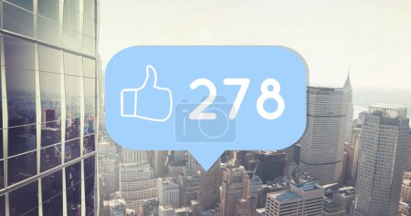 Téléchargez les photos : Image numérique d'une icône similaire avec des nombres croissants à l'intérieur d'une boîte de chat bleue sur un fond de bâtiment 4k - en image libre de droit