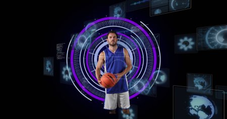 Bild eines kaukasischen männlichen Basketballspielers über Scanner auf schwarzem Hintergrund. Sport, Verbindungen und digitales Schnittstellenkonzept digital generiertes Image.