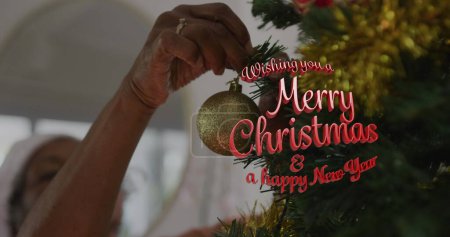 Téléchargez les photos : Image de vous souhaiter un joyeux Noël et un texte heureux de nouvelle année sur la femme afro-américaine. Noel, tradition et concept de célébration image générée numériquement. - en image libre de droit