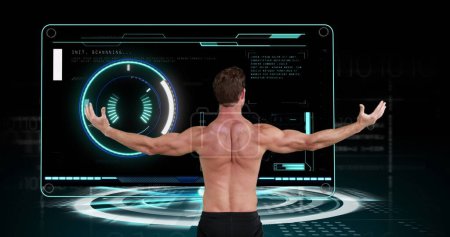Bild eines kräftigen, muskulösen Mannes mit Scanner und Datenverarbeitung. globaler Sport, Wettbewerb, Technologie, Datenverarbeitung und digitales Schnittstellenkonzept digital generiertes Bild.