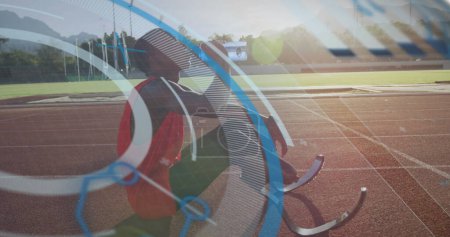Bild der digitalen Datenverarbeitung über behinderte männliche Athleten mit Laufklingen auf der Laufbahn. globaler Sport, Wettbewerb, Behinderung und digitales Schnittstellenkonzept digital generiertes Image.