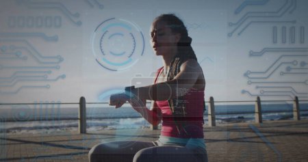 Foto de Escáneres redondos y conexiones de microprocesador contra mujeres afroamericanas en forma usando smartwatch. concepto de fitness y tecnología deportiva - Imagen libre de derechos