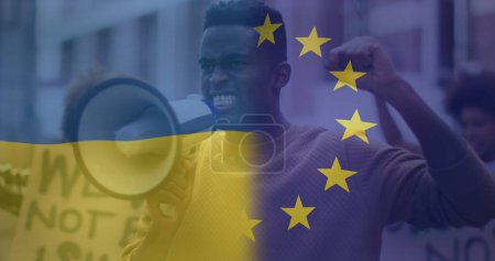 Bild der Flagge der Ukraine und der Europäischen Union über einem afrikanisch-amerikanischen männlichen Demonstranten. Ukraine-Krise und internationales Politikkonzept digital generiertes Image.