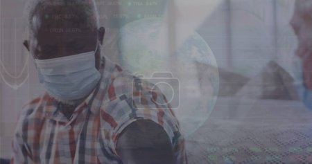 Bild der Datenverarbeitung über einen afrikanisch-amerikanischen Mann mit Gesichtsmaske, der Impfungen einnimmt. Globale Medizin und Datenverarbeitung während des Covid 19 Pandemie-Konzepts digital generiertes Bild.