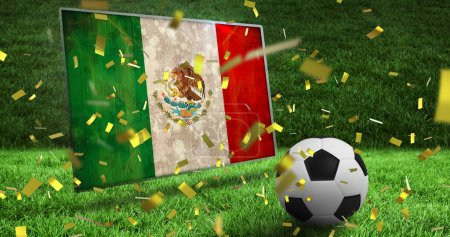Téléchargez les photos : Image de confettis d'or tombant et ballon de football sur le drapeau du Mexique. Concept de coupe du monde de football image générée numériquement. - en image libre de droit