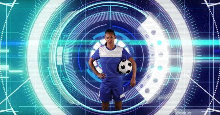 Bild einer afrikanisch-amerikanischen Fußballerin über Scanner auf schwarzem Hintergrund. Sport, Verbindungen und digitales Schnittstellenkonzept digital generiertes Image.