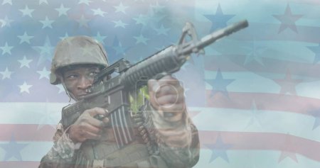 Foto de Imagen de soldado con arma sobre bandera americana. patriotismo y concepto de celebración imagen generada digitalmente. - Imagen libre de derechos