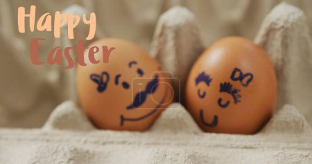 Téléchargez les photos : Image de Pâques heureuse sur des œufs avec des visages en carton d'œufs. Pâques, printemps, tradition et concept de célébration image générée numériquement. - en image libre de droit