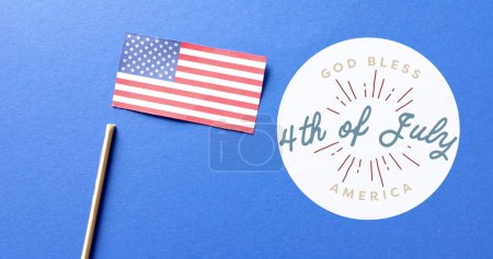 Téléchargez les photos : Image du 4 juillet sur le drapeau des États-Unis d'Amérique sur fond bleu. Jour de l'indépendance américaine, tradition et concept de célébration image générée numériquement. - en image libre de droit