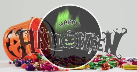 Fröhliches Halloween-Textbanner gegen Halloween-Bonbons, die aus einem kürbisförmigen Eimer gefallen sind. Halloween-Fest und Festkonzept