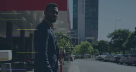 Téléchargez les photos : Image d'icônes des médias sociaux sur un homme d'affaires afro-américain utilisant un smartphone dans la rue. Concept de technologie de réseautage social - en image libre de droit