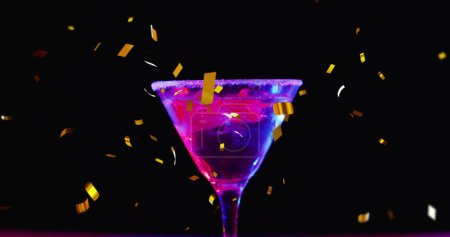 Téléchargez les photos : Image de confettis tombant et cocktail sur fond noir. Fête, boisson, divertissement et concept de célébration image générée numériquement. - en image libre de droit