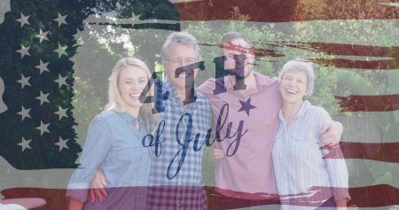Foto de Imagen del 4 de julio de texto y bandera de EE.UU. sobre la familia caucásica. patriotismo y concepto de celebración imagen generada digitalmente. - Imagen libre de derechos