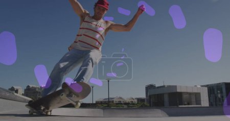 Téléchargez les photos : Image de taches colorées sur le skateboard homme caucasien. concept global de sport et d'interface numérique image générée numériquement. - en image libre de droit