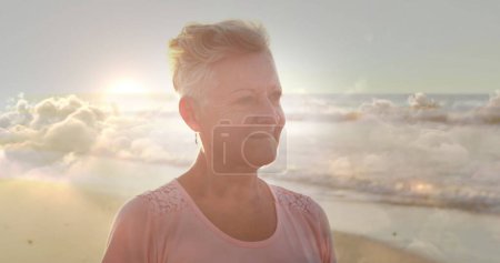 Téléchargez les photos : Image d'une lumière éclatante sur le portrait d'une femme âgée heureuse. retraite et aînés concept de vie image générée numériquement. - en image libre de droit
