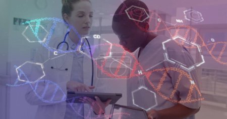 Image d'ADN et traitement de données sur divers médecins à l'hôpital. Santé mondiale, science, médecine, recherche, informatique et traitement des données concept image générée numériquement.