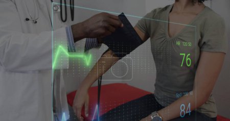 Bild von bunten Kardiographen über verschiedenen Patienten und Ärzten, die Druck ausüben. Medizin, Gesundheit und digitales Schnittstellenkonzept, digital generiertes Bild.