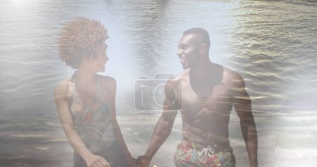 Téléchargez les photos : Image de heureux couple afro-américain sur la plage au-dessus de la mer. passer du temps libre ensemble, des vacances heureuses et du temps libre, image générée numériquement. - en image libre de droit