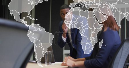 Foto de Imagen del mapa del mundo sobre diversos empresarios en el cargo. Concepto de negocio global e interfaz digital imagen generada digitalmente. - Imagen libre de derechos