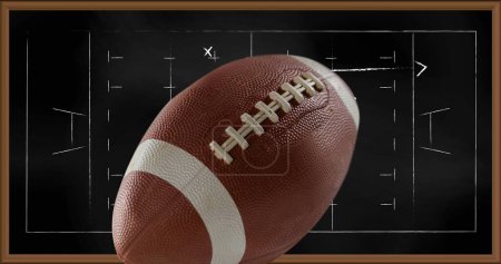 Bild des amerikanischen Fußballs über Zeichnung des Spielplans. Sport- und Wettkampfkonzept digital generiertes Image.