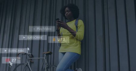 Téléchargez les photos : Image d'icônes médiatiques sur une femme afro-américaine utilisant un smartphone. Concept global d'entreprise et d'interface numérique image générée numériquement. - en image libre de droit