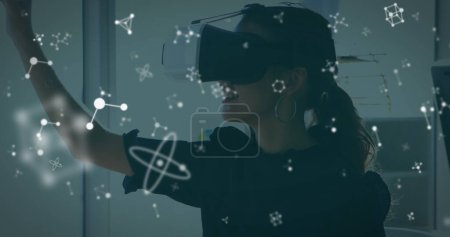 Téléchargez les photos : Image de molécules sur une femme caucasienne portant un casque vr au bureau. affaires, la science et le travail avec la technologie concept image générée numériquement. - en image libre de droit
