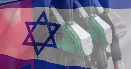 Téléchargez les photos : Image de pompes à huile sur le drapeau d'Israël. Palestine Israël conflit, finance, commerce et industrie pétrolière concept image générée numériquement. - en image libre de droit