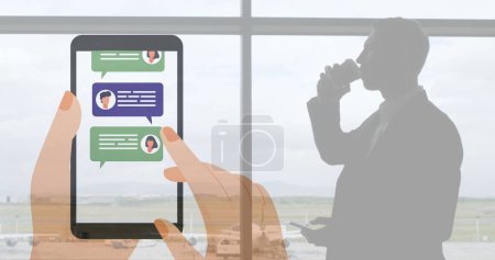 Bild des digitalen Smartphones über den Kaffee trinkenden Mann am Flughafen. digitales Interface Image Spielkonzept digital generiertes Bild.