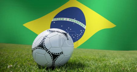 Téléchargez les photos : Image d'agitant le drapeau du brésil sur le ballon de football. Concept de coupe du monde de football image générée numériquement. - en image libre de droit