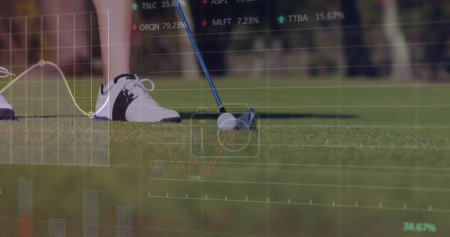 Bild der Datenverarbeitung über Golferin auf Golfplatz. Globales Sport-, Wettbewerbs-, Computer- und Datenverarbeitungskonzept digital generiertes Bild.