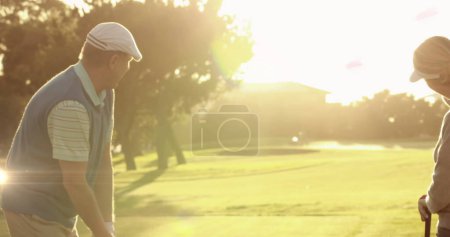 Téléchargez les photos : Image de sentiers lumineux ver couple caucasien senior jouant au golf sur un terrain de golf. concept mondial de sport, golf et mode de vie sain image générée numériquement. - en image libre de droit