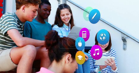 Bild von bunten Symbolen über verschiedenen Schulkindern mit Tablets. Globale soziale Medien, Icons und digitales Interface-Konzept digital generiertes Bild.