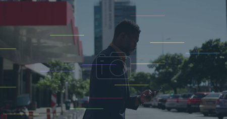 Bild von Social-Media-Ikonen über einen afrikanisch-amerikanischen Geschäftsmann, der sein Smartphone auf der Straße benutzt. Social-Media-Netzwerktechnologiekonzept