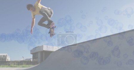 Bild von Blasen über kaukasischen Mann Skateboarding. globaler Sport und digitales Schnittstellenkonzept digital generiertes Image.