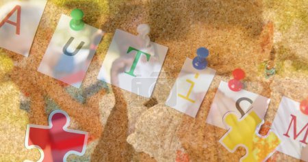 Téléchargez les photos : Image de pièces de puzzle colorées et texte sur l'autisme enfants amis. autisme, difficultés d'apprentissage, concept de soutien et de sensibilisation image générée numériquement. - en image libre de droit