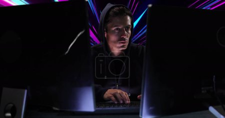 Foto de Imagen de hacker masculino caucásico sobre senderos de luz de neón rosa y azul. Ciberseguridad global, conexiones, computación y procesamiento de datos concepto de imagen generada digitalmente. - Imagen libre de derechos