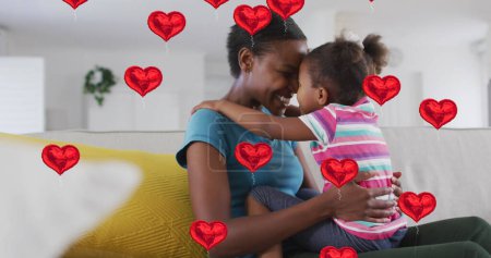 Téléchargez les photos : Image de coeur icônes sur heureuse mère afro-américaine embrassant fille. mode et style de vie concept image générée numériquement. - en image libre de droit