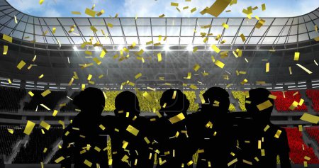 Téléchargez les photos : Confettis dorés tombant sur des silhouettes de fans acclamant contre le stade de sport. compétition sportive et concept de tournoi - en image libre de droit