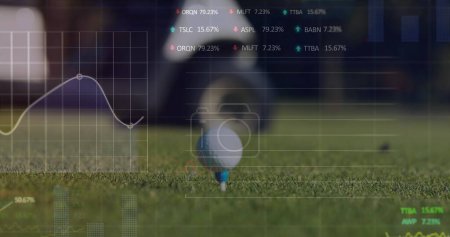 Foto de Imagen de procesamiento de datos sobre pelota de golf en campo de golf. Deporte global, competencia, informática y procesamiento de datos concepto de imagen generada digitalmente. - Imagen libre de derechos
