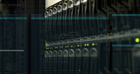 Foto de Imagen del procesamiento de datos frente a la vista de primer plano de un servidor informático. Interfaz informática y concepto de tecnología de almacenamiento de datos empresariales - Imagen libre de derechos