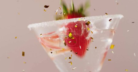 Bild von Konfetti fallen über Cocktail auf weißem Hintergrund. Party-, Getränke-, Unterhaltungs- und Feierkonzept digital generiertes Image. 
