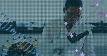 Téléchargez les photos : Image d'un brin d'ADN 3D et de données filant sur une vue d'une travailleuse de laboratoire pendant la recherche. Covid 19 pandémie concept des sciences de la santé image générée numériquement. - en image libre de droit