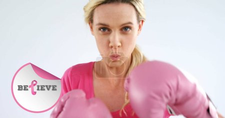 Bild des Brustkrebs-Aufklärungstextes über Boxerinnen. Konzept der Kampagne zur positiven Sensibilisierung von Brustkrebs digital generiertes Image.